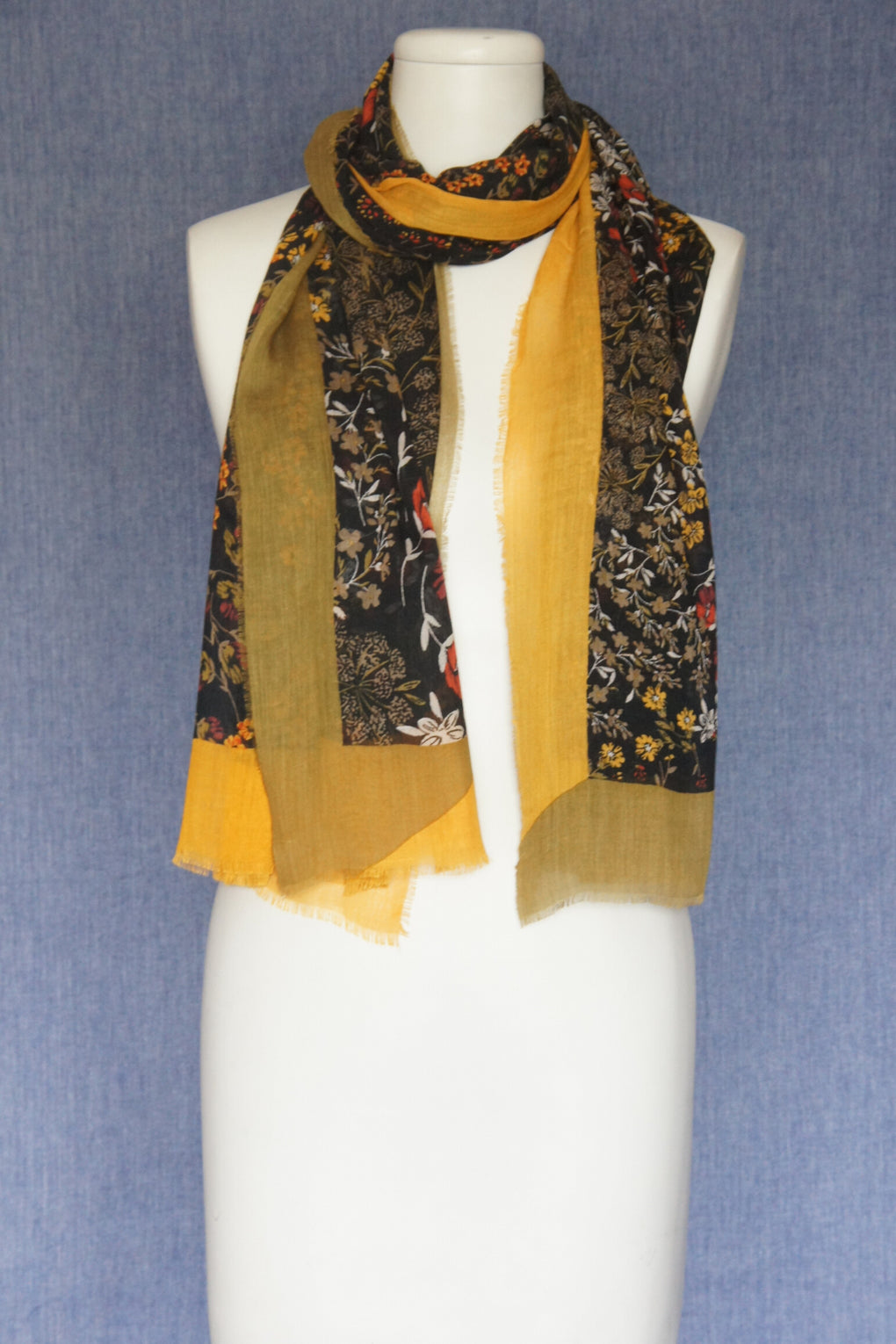 Flowers with Solid Frame Scarf (SE-1590)